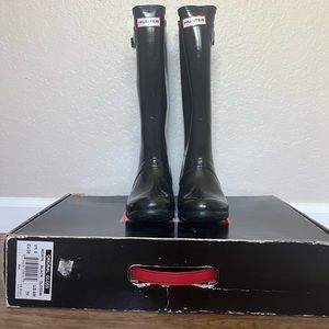 Women’s size 7 “Adjustable Back Gloss Waterproof Rainboot”